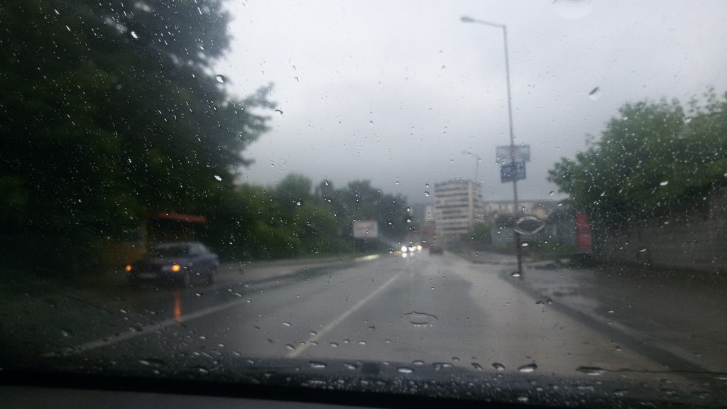 В Пловдивска област вали, внимавайте по пътищата