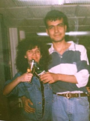 Архивите говорят: Ето го Слави Трифонов през 1993 година, коя е мадамата до него (УНИКАЛНА СНИМКА)