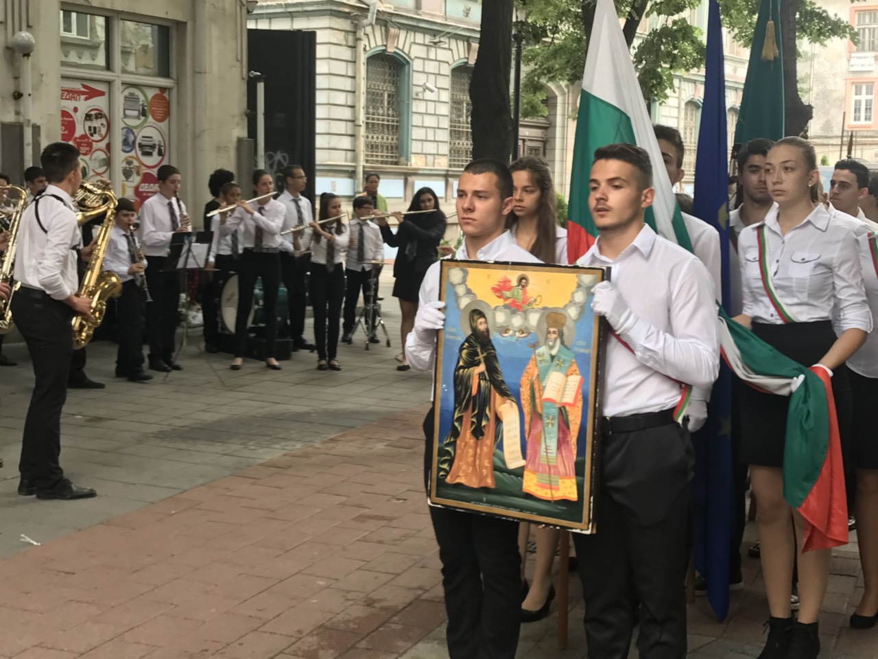 Празнично шествие събра аплодисментите на пловдивчани (ГАЛЕРИЯ)