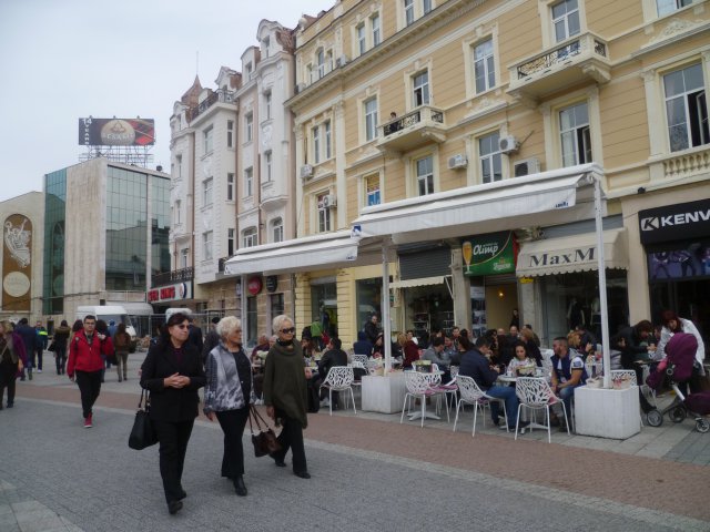 Пловдивчани хвърлиха палтата и напълниха кафенетата (СНИМКИ)