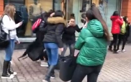 Заловиха ученичките от боя в мола (ВИДЕО)