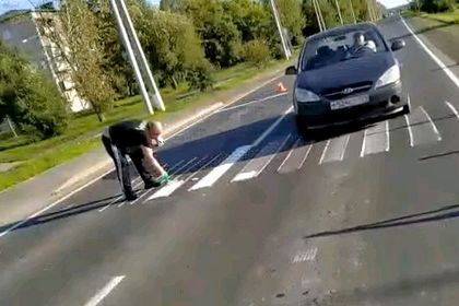 Пенсионер си нарисува пешеходна пътека, за да ходи до... Наташа ВИДЕО