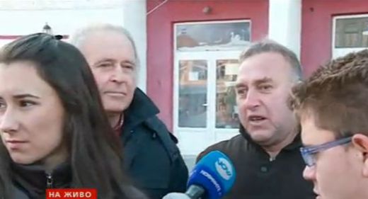 Бабата на жертвата заплаши кмета насилник да му клъцне оная работа