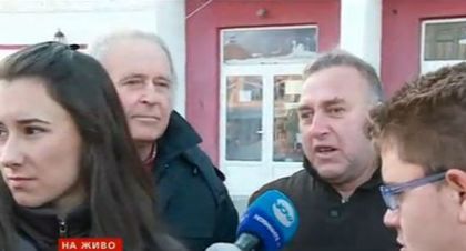 Бабата на жертвата заплаши кмета насилник да му клъцне оная работа