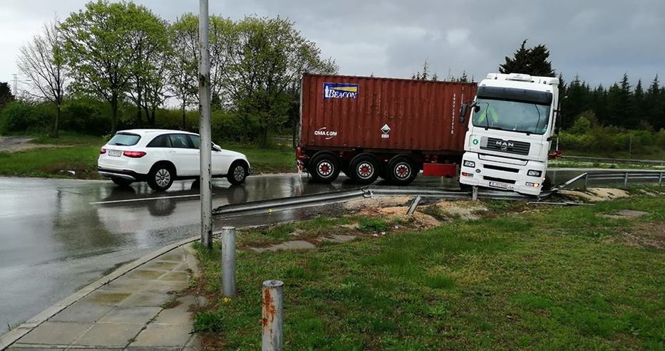 Камион се завъртя опасно на мокрия асфалт до летище Варна (снимка)