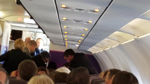 УЖАС НА ЛЕТИЩЕТО В СОФИЯ! Пътници се бият заради Wizz Air