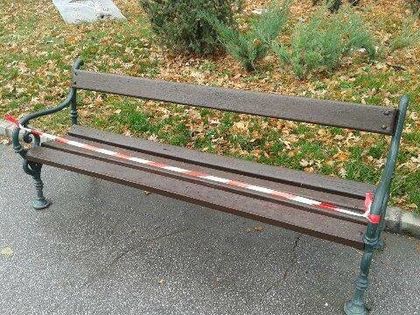Опънаха ленти по пейките в Цар-Симеоновата градина. Защо ли? (снимки)