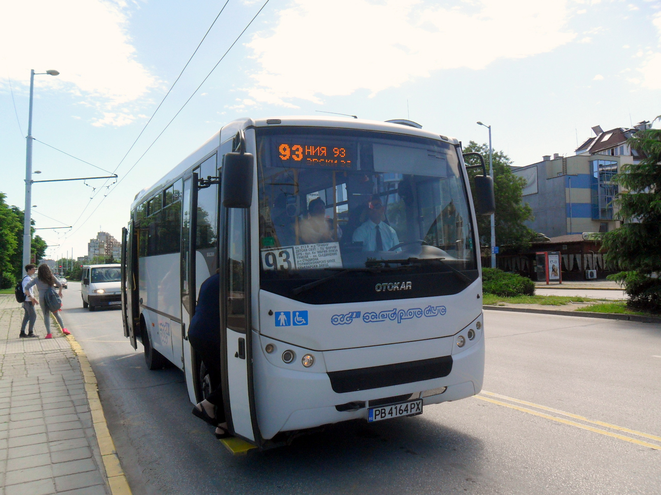 В Пловдив: Младежи обраха кондукторка в автобус в Тракия