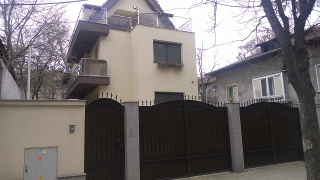 След инцидента с подпалената кола: Кметът Тотев сложи плътна ограда (СНИМКИ)