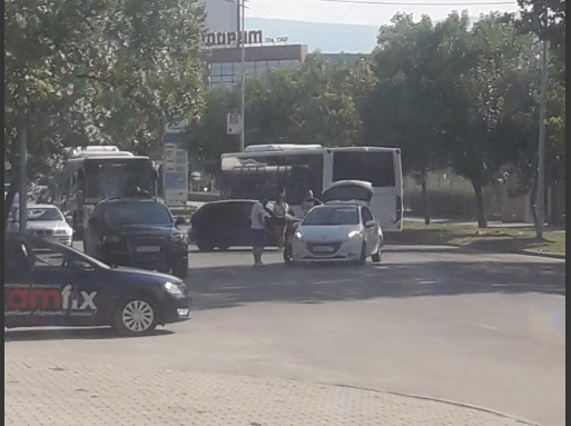 СНИМКИ: Катастрофа затруднява движението по основна пътна артерия в Тракия, жена се държи за главата