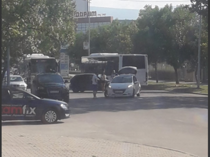 СНИМКИ: Катастрофа затруднява движението по основна пътна артерия в Тракия, жена се държи за главата