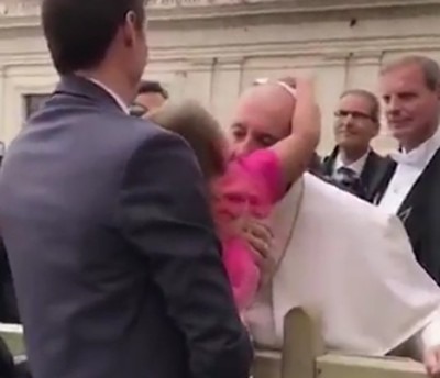 Момиченце свали шапката от главата на папа Франциск (видео)