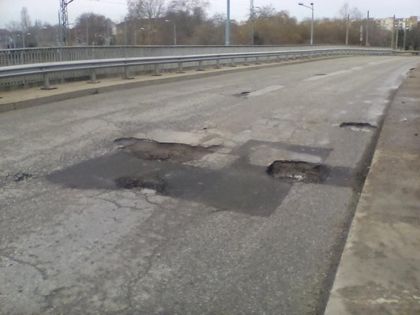Коментар: Полицаи мерят дупките. А актът за кого?