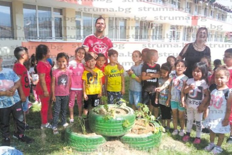 Деца от Кюстендил превърнаха двора на забавачката в ботаническа градина