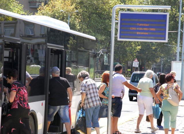 Баба падна от рейса, остана без крак