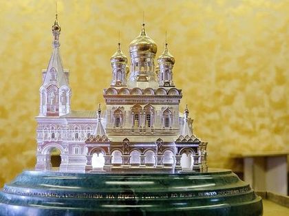 Руски художник прави 26 години макет от злато и сребро на църквата в Шипка