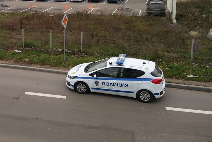 Пътна полиция с предупреждение за опасен пътен участък в Разградско