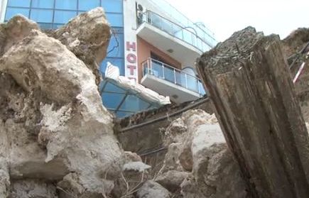 Опасното свлачище в Равда се активизирало след ремонт на улицата, хората са притеснени