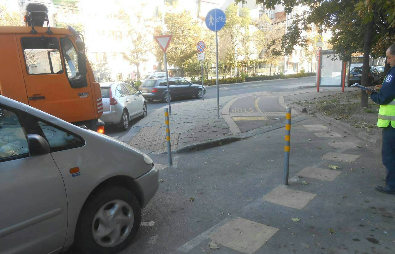 След сигнал: Репатрираха кола, паркирала на велоалея в Пловдив (СНИМКИ)