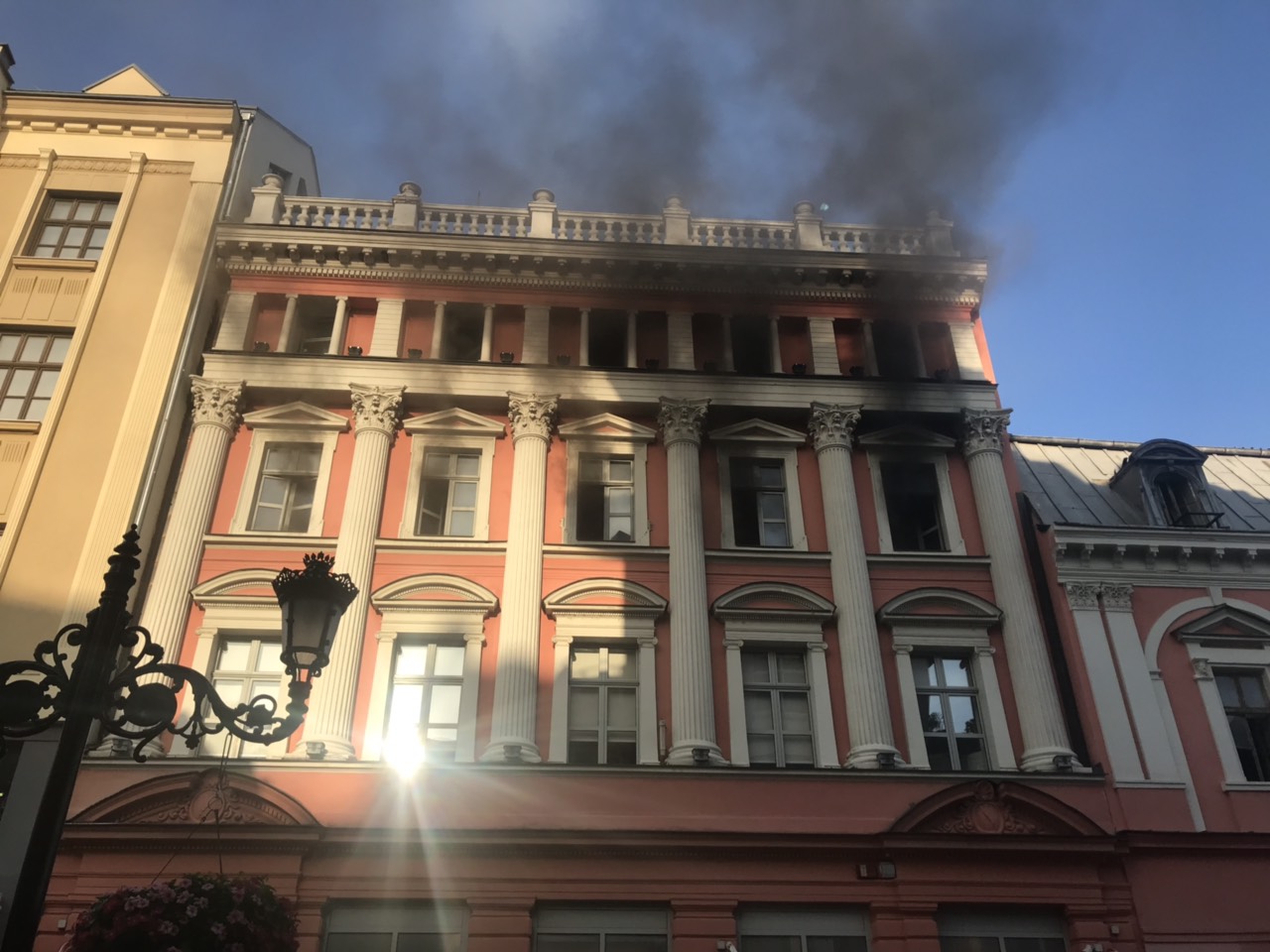 ЕКСКЛУЗИВНО ВИДЕО от горящата банка на Главната в Пловдив