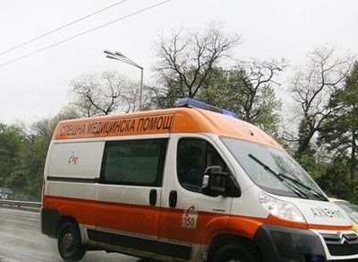 Пиян шофьор се обърна по таван и се заби в стълб
