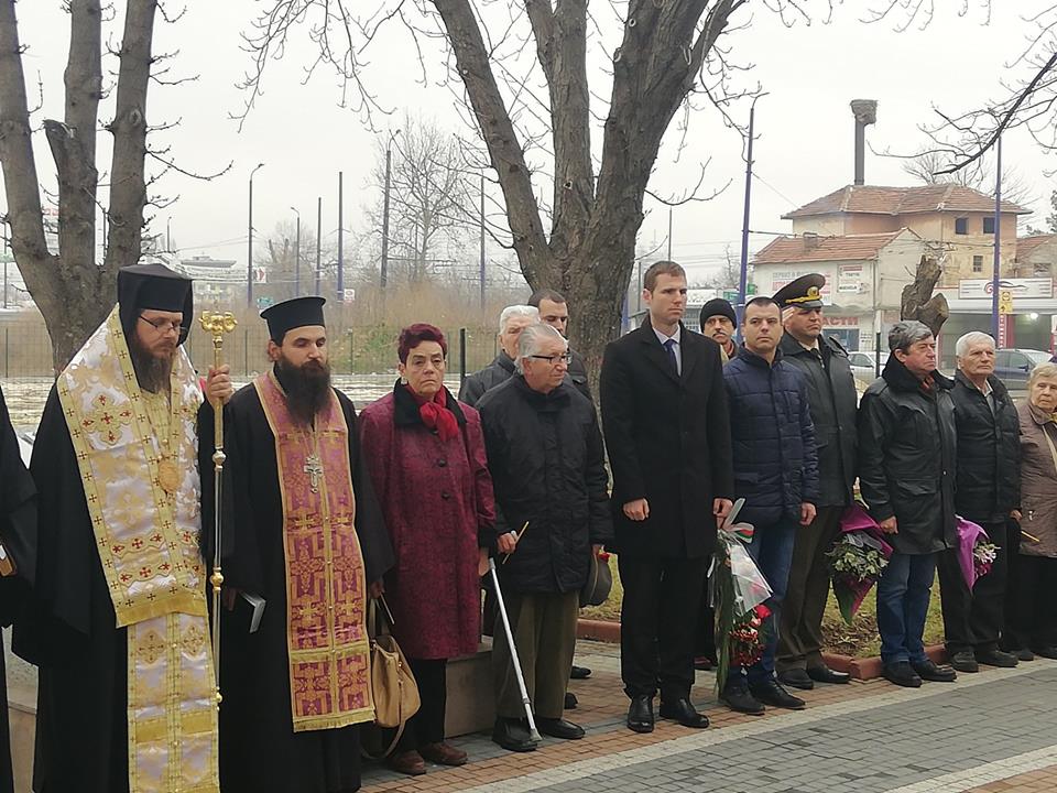 Областният управител Стефан Мирев поднесе цветя пред паметника на 27 пехотен Чепински полк в Пазарджик