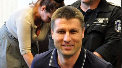 Година затвор за бившия футболен рефер Момчил Врайков, източвал банкови карти