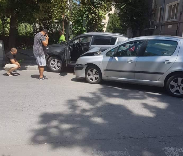 СНИМКА: Катастрофа на кръстовище в Смирненски, втора за 12 часа