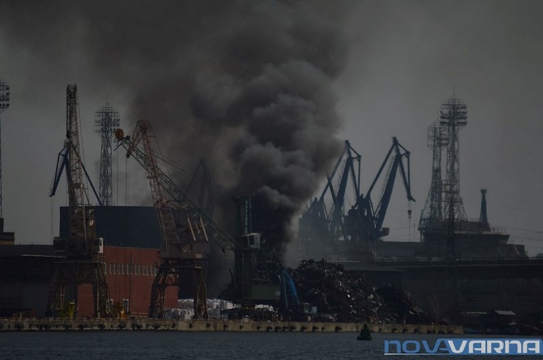 Голям пожар в Кораборемонтния завод във Варна - носи се гъст дим, хвърчат пожарни (СНИМКИ)