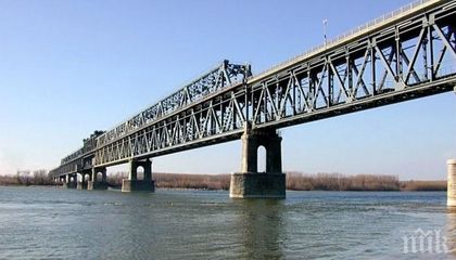 Два кораба заседнаха в Дунав, нивото на реката е критично