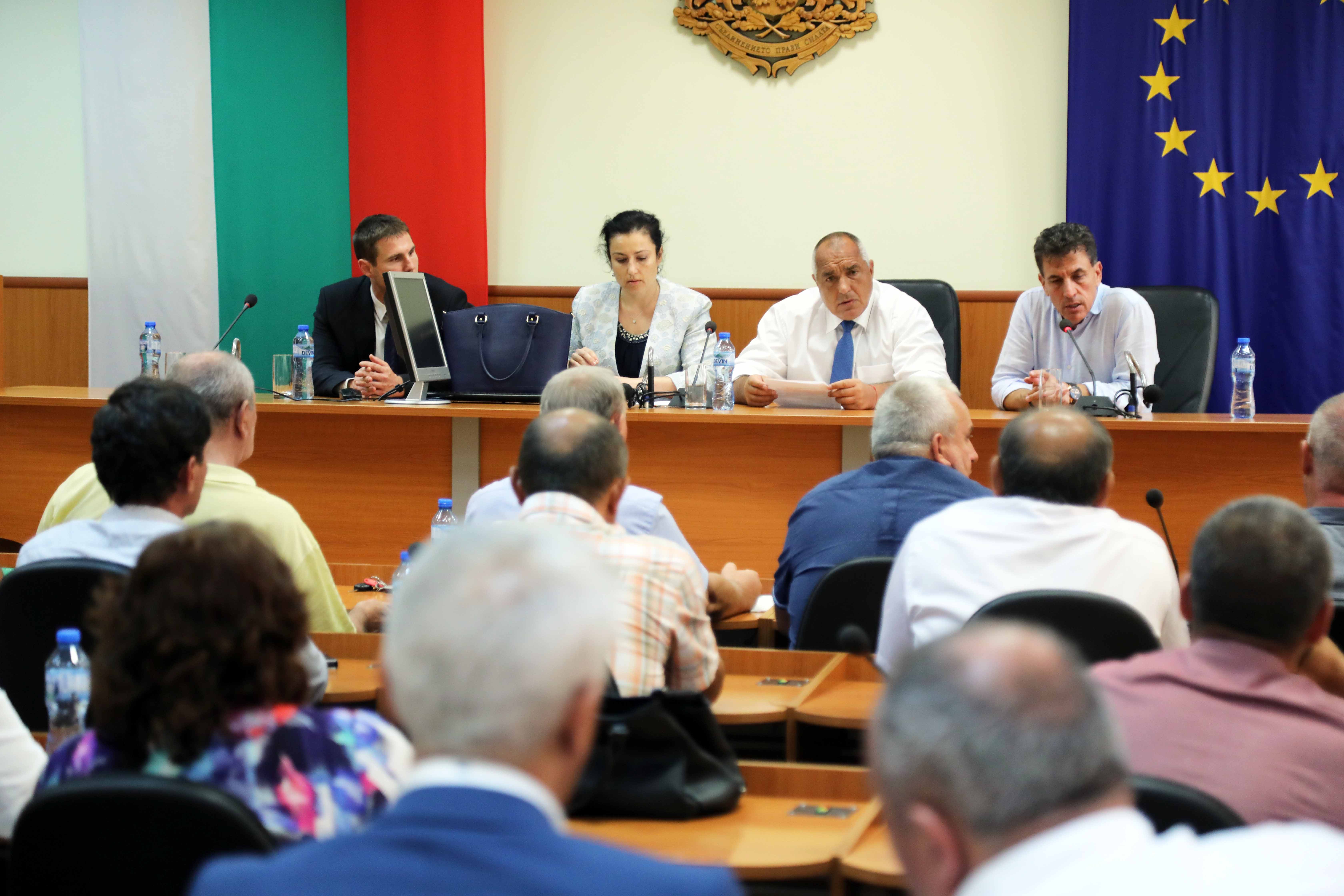 Бойко Борисов се срещна с бойкотиращите кметове в Пазарджишко ВИДЕО