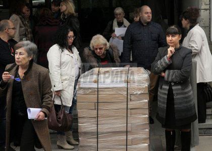 Областната управа раздаде бюлетините за
по-малко от 2 часа (галерия)