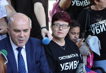 Бисер Петков отново ще се срещне с майките на деца с увреждания, дали ще спре протестът им?