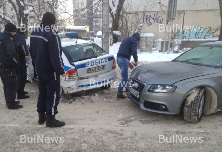 Куриоз във Враца: Полицай с мощно „Ауди“ се натресе в патрулка (СНИМКИ)