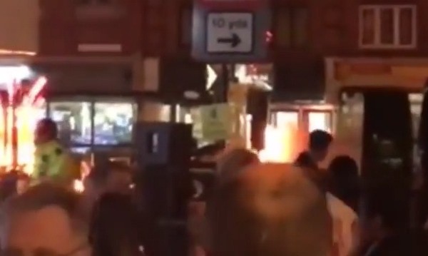 Кола се взриви до коледен пазар в Лондон
