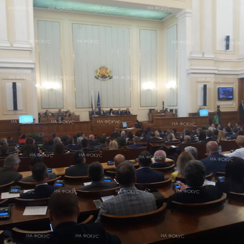 Пленарното заседание започна от втория опит за регистрация с кворум от 122 народни представители