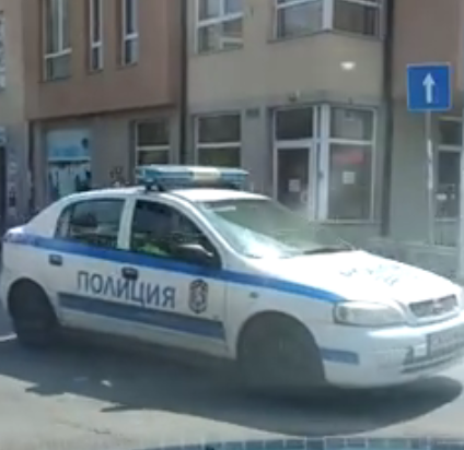 Пак и пак: Патрулка ни показва как нарушава правилата (ВИДЕО)