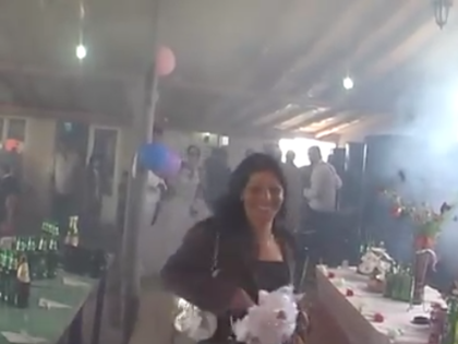 ВИДЕО: Ще умрете от смях с гафовете на тази ромска сватба!