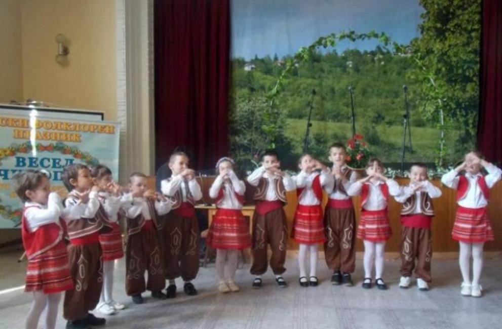 Над 400 деца пеят и танцувт в поредния празник 