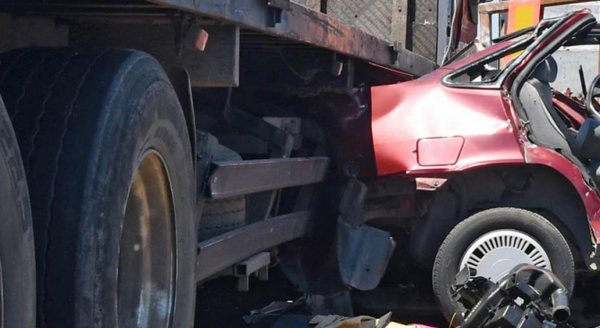 Тежка катастрофа между тир и кола край Новачене, има загинал