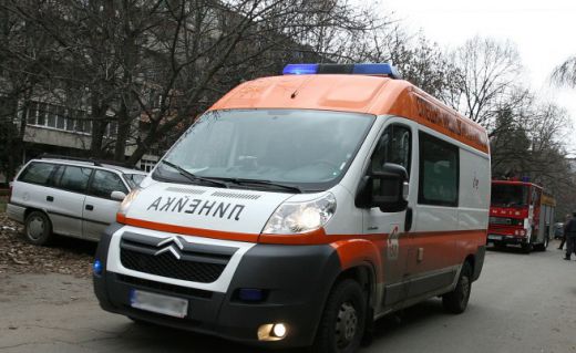 Потресаващо! Внучка накара баба си сама да се коли