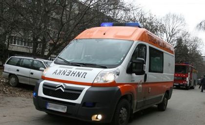 Потресаващо! Внучка накара баба си сама да се коли