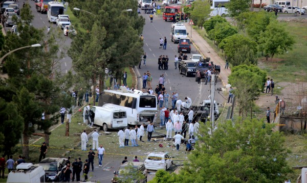 Петима ранени при бомбена атака срещу полицаи в Диарбекир