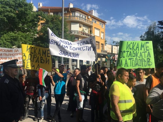 Бургас: Близо 300 жители на кв. „Победа“ се събраха пред Общината на протест срещу спирането на водата в квартала