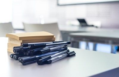 Учебната година във Франция започна без мобилни телефони в началните училища