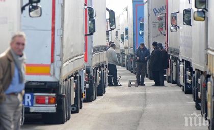 Километрична опашка от камиони на границата с Турция