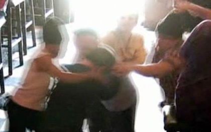 Данъчни отидоха на проверка в кръчма, но здраво ги натупаха, а полицията гледа отстрани