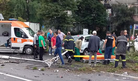 Жестока катастрофа в Пловдив преди минути! Момиче е тежко ранено! СНИМКИ