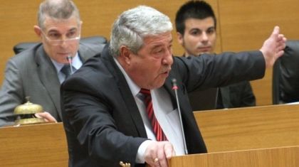 Целувки за Спас Гърневски и Теодора Халачева в Общинския съвет