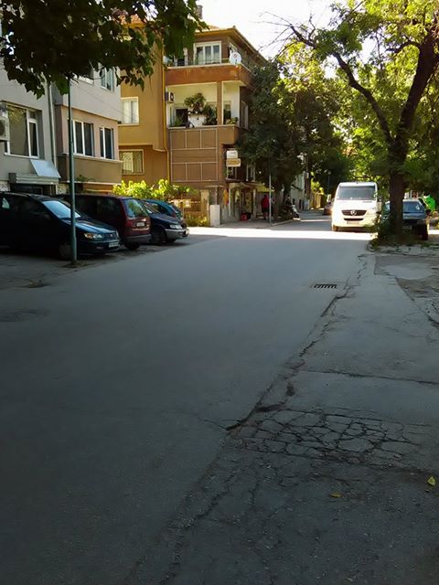Гаражи станаха складове, избутаха колите на тротоара